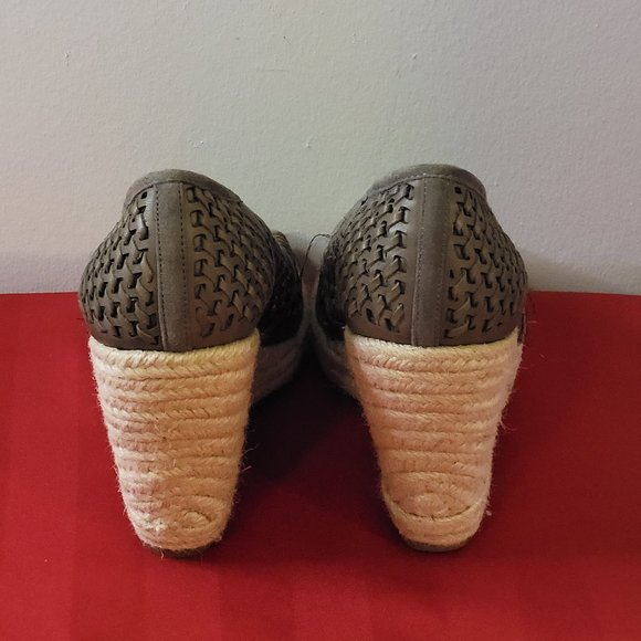 GENTLY USED, JUICY COUTURE WEDGES, SIZE 7.5!!! - Picture 2 of 6